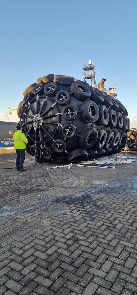 Pneumatic Rubber Fender 4500 x 9000 - 80 kPa