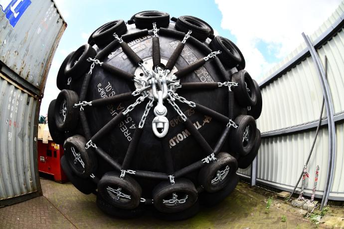 Pneumatic Rubber Fender 4500 x 9000 - 80 kPa