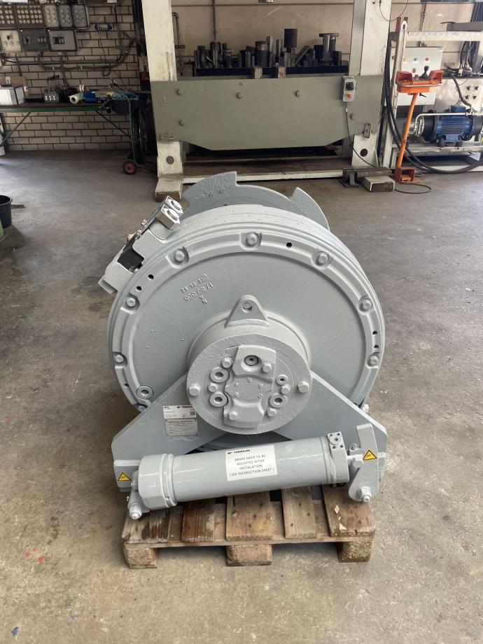 [5923] 20 ton Hydraulic Hagglunds winch