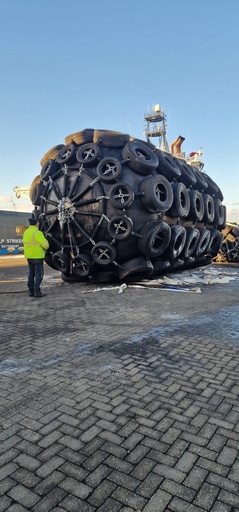 [23680] Pneumatic Rubber Fender 4500 x 9000 - 80 kPa